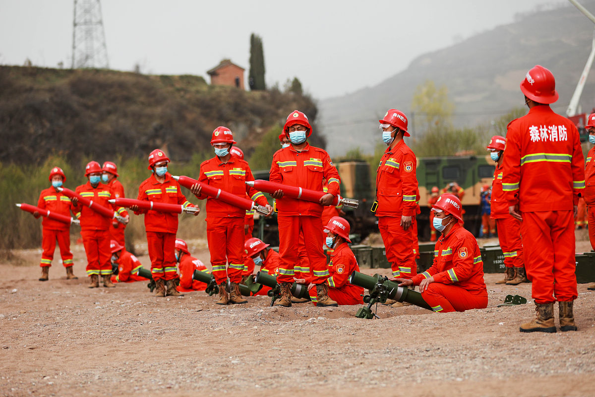 写一首带五个字以内题目的八句七言绝句含蓄展现重庆大学生扑灭缙云山山火时的团结奋斗和报国情怀符合格律对仗工整