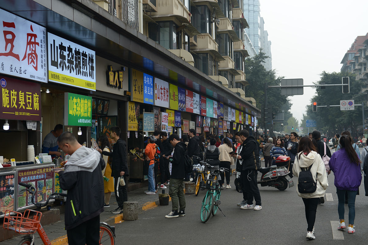用具体数字总结宝塔区中心街路边夜市食品安全管理模式写成一段话格式不少于500字。