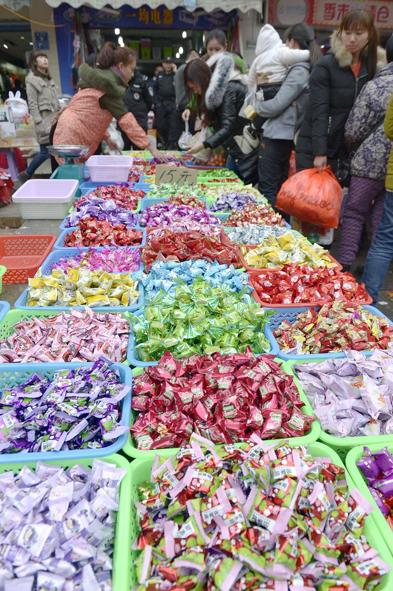 2017年01月26日,贵州省贵阳市,当地群众在年场上选购糖果.