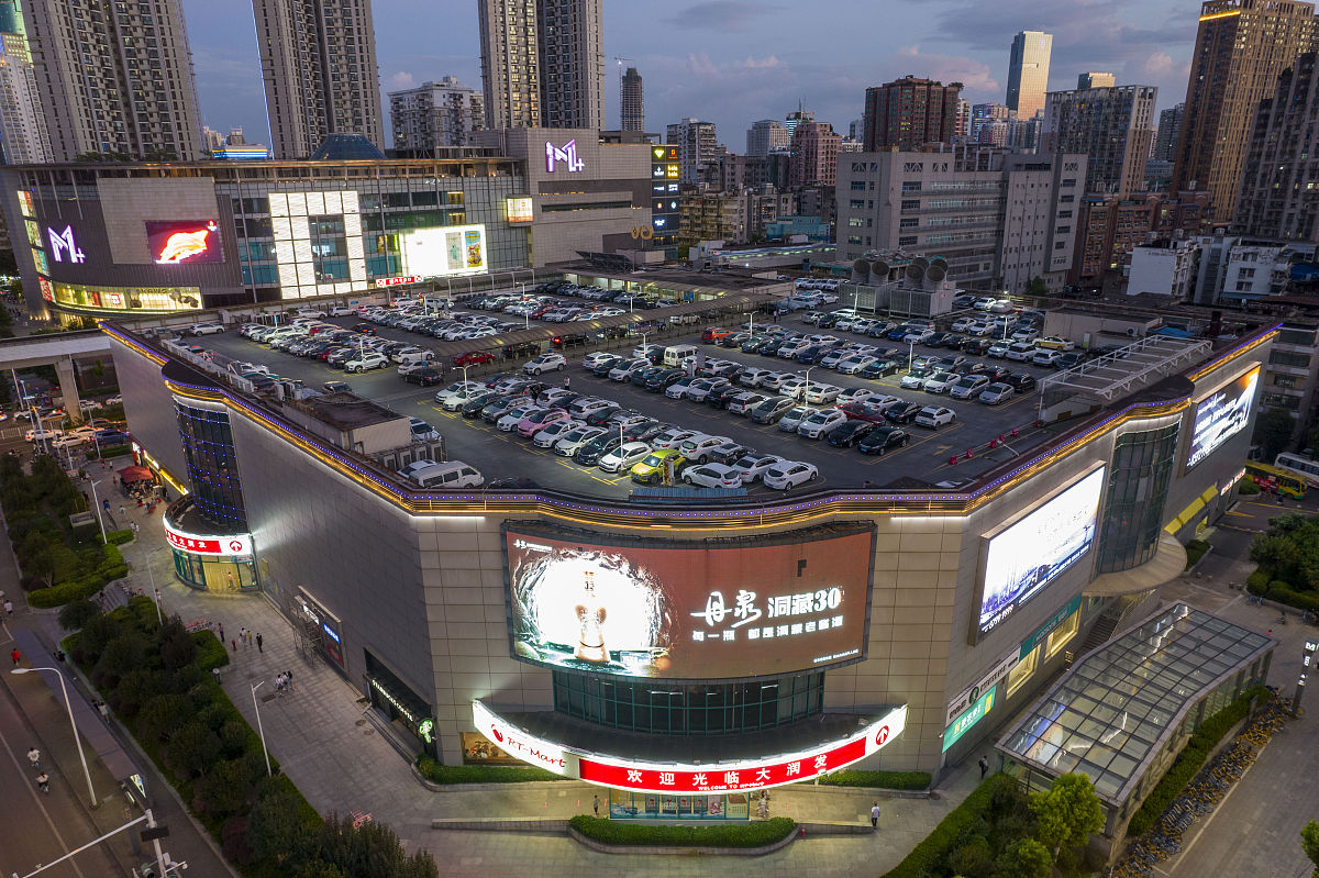 2021年7月24日傍晚时分,晚霞彩云里的武汉闹市街区,逛街购物的车流熙