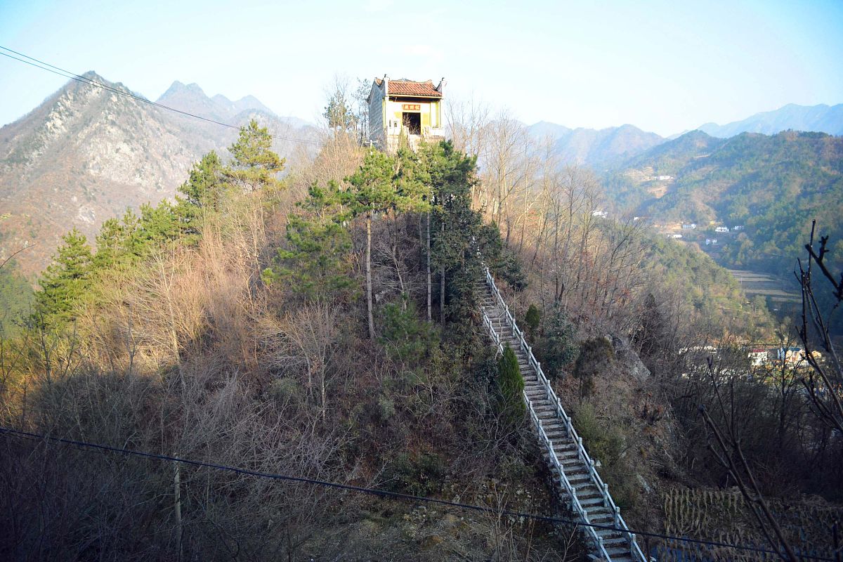 3王屋山天坛顶太行咖啡馆主题：觉得不太行的时候来王屋山喝一杯太行了咖啡。天坛顶仿古建筑及平台可同时容纳近 50 名游客一边欣赏山顶美景一边品尝手冲咖啡享用甜点周末可以观看黄帝祭天表演基于以上内容生成旅游的活动