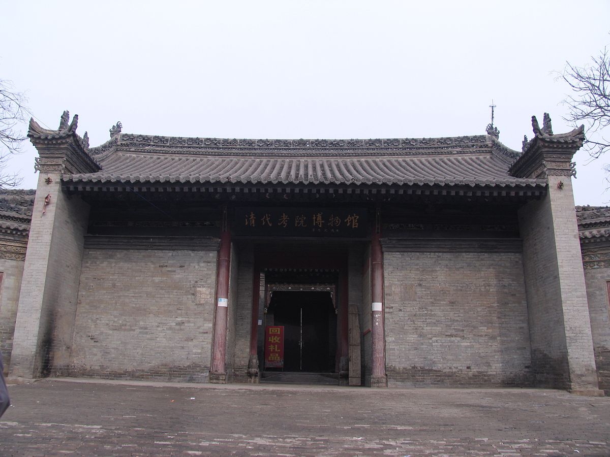 南漳县政府大院房子哪年建的 帮我用250字描述