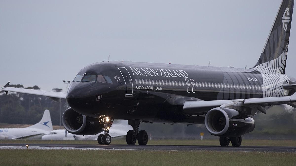 改写如下内容：按照360度绩效考核方法本文首先确定IS公司IT技术人员绩效考核的主体。在考核主体方面原来只有部门主管领导进行业务考核人力部门进行日常的出勤、请假等常规考核考核过程缺乏联动性和科学性由此在方案设计中加入同事考核和自我考核。首先部门领导的考核评价是比较重要的这直接决定了领导的指挥有效性如果没有相应的绩效考核规则加持部门领导组织部门员工开展工作就会难很多并且部门领导站在部门工作全局的角度