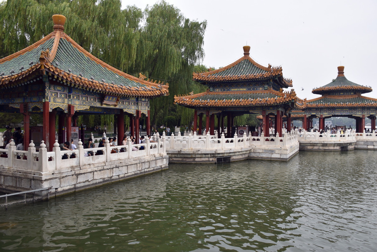 写一个英语的关于颐和园的介绍