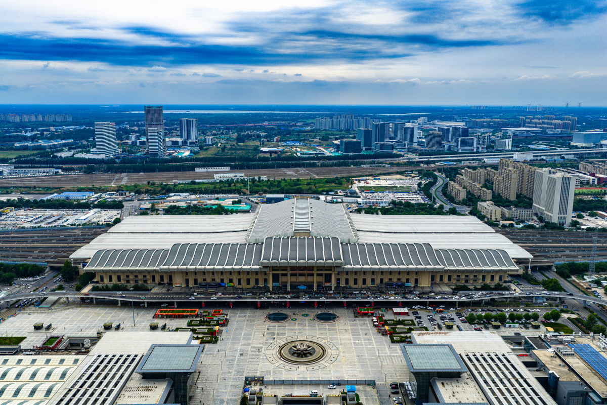 济南西站东广场特色店铺：高铁头改造商铺，户外空间美学打造