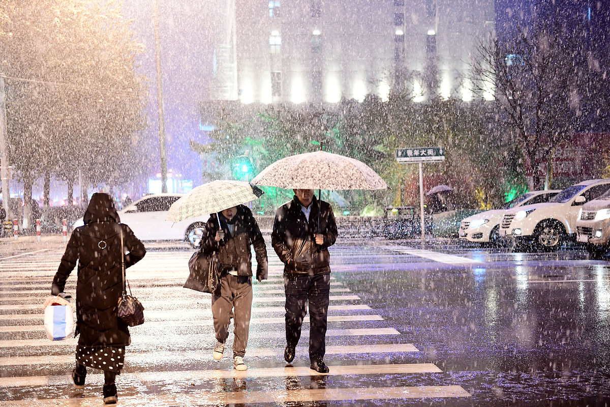 2019年11月17日,受冷空气影响,沈阳降下大雪.大雪给出行的市民带来诸