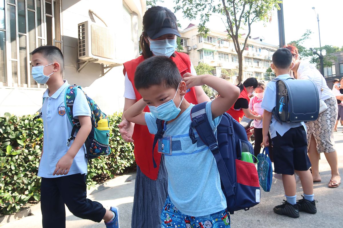 请写1000字论述 如何进行学生行为习惯教育如课间、饭后疯打、乱丢垃圾等