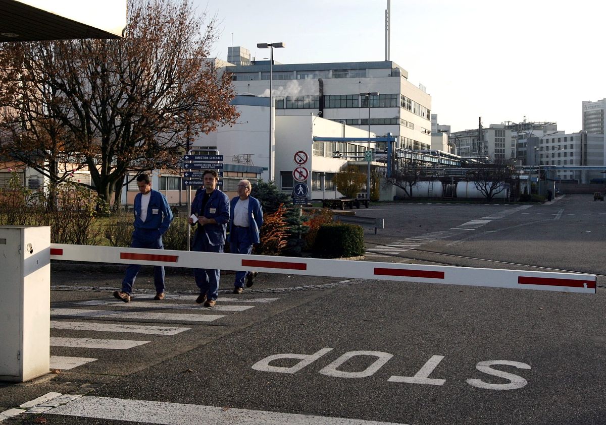 翻译
As applicable, facilities shall maintain written spill/release plans for chemical processes and chemicals used and stored at their location.