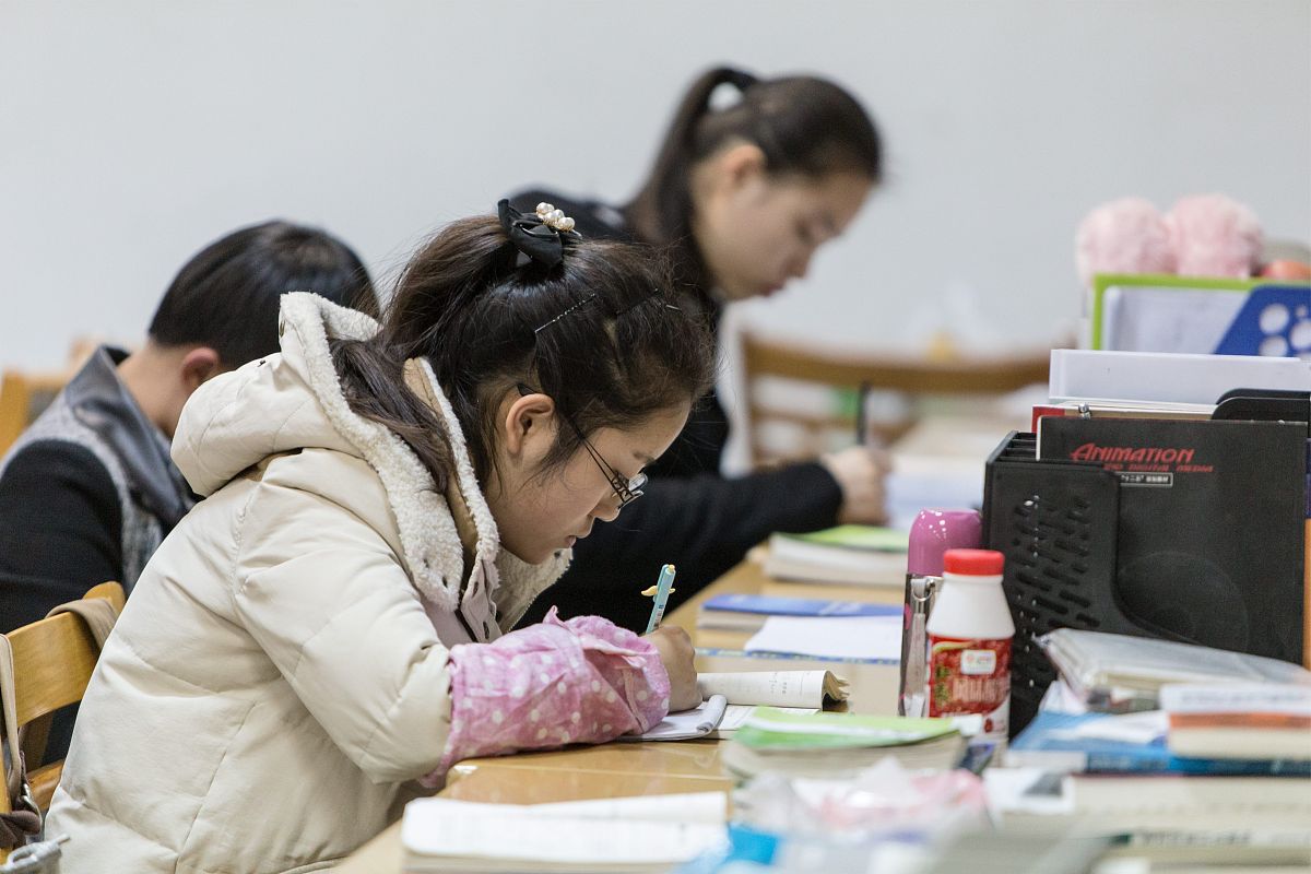 2013年12月29日,杭州市某高校图书馆自习室,几乎全部被大四的"学霸"们
