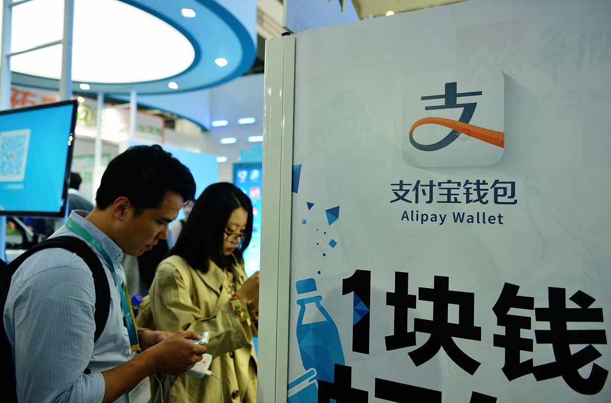 2014年10月30日,浙江省杭州市,参观者在支付宝设立的具有声波支付功能