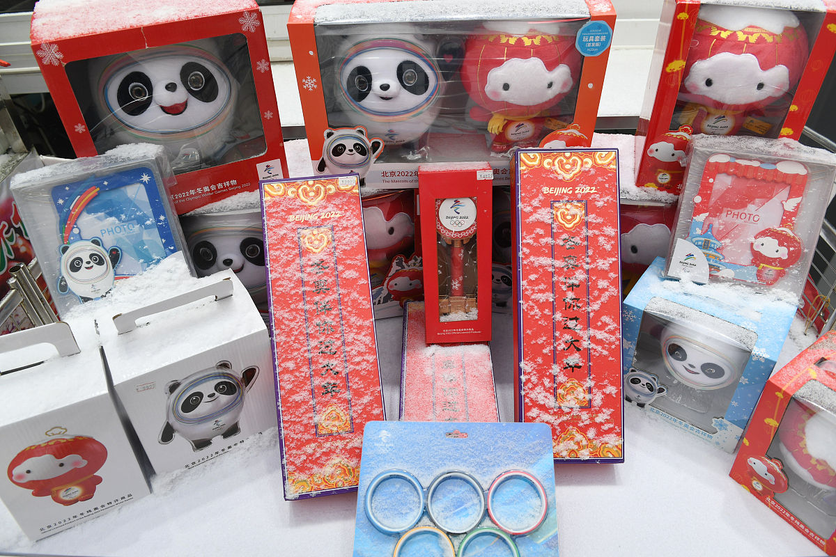 冰墩墩与多家知名品牌合作推出了众多联名限量礼盒和包装