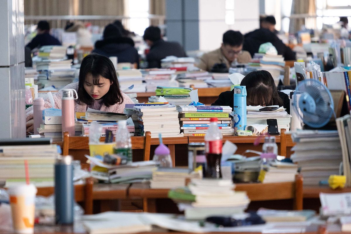2018年12月13日,湖北武汉.距离考研还有不到10天时间,考生在图书馆内