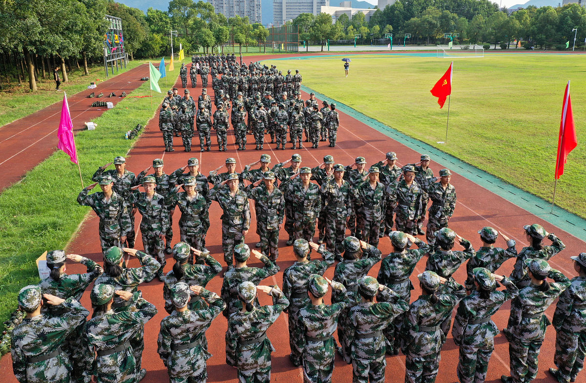 渠县职业中专学校军训成果显著，培养综合素质与团队精神