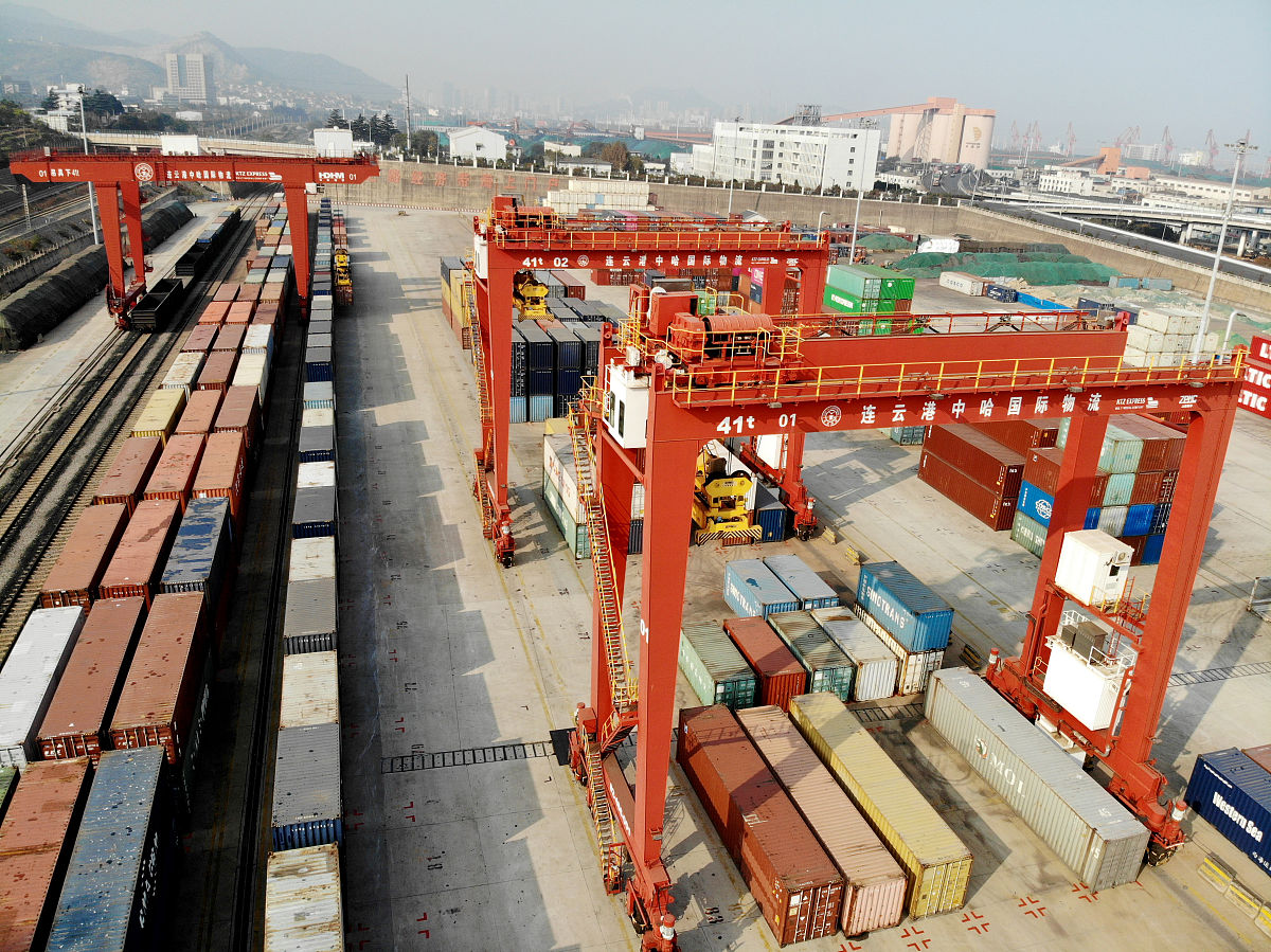 用新闻体裁重新编辑以下文章但是要知道任何技术做到最大和最小其中需要的技术含量都高到不是常人可以想象的具体可以参考芯片。而作为一种超大型设备龙门吊的制作技术和过程是非常复杂且繁琐的。目前来说只有中国可以做出高质量且完全符合要求的龙门吊设备。