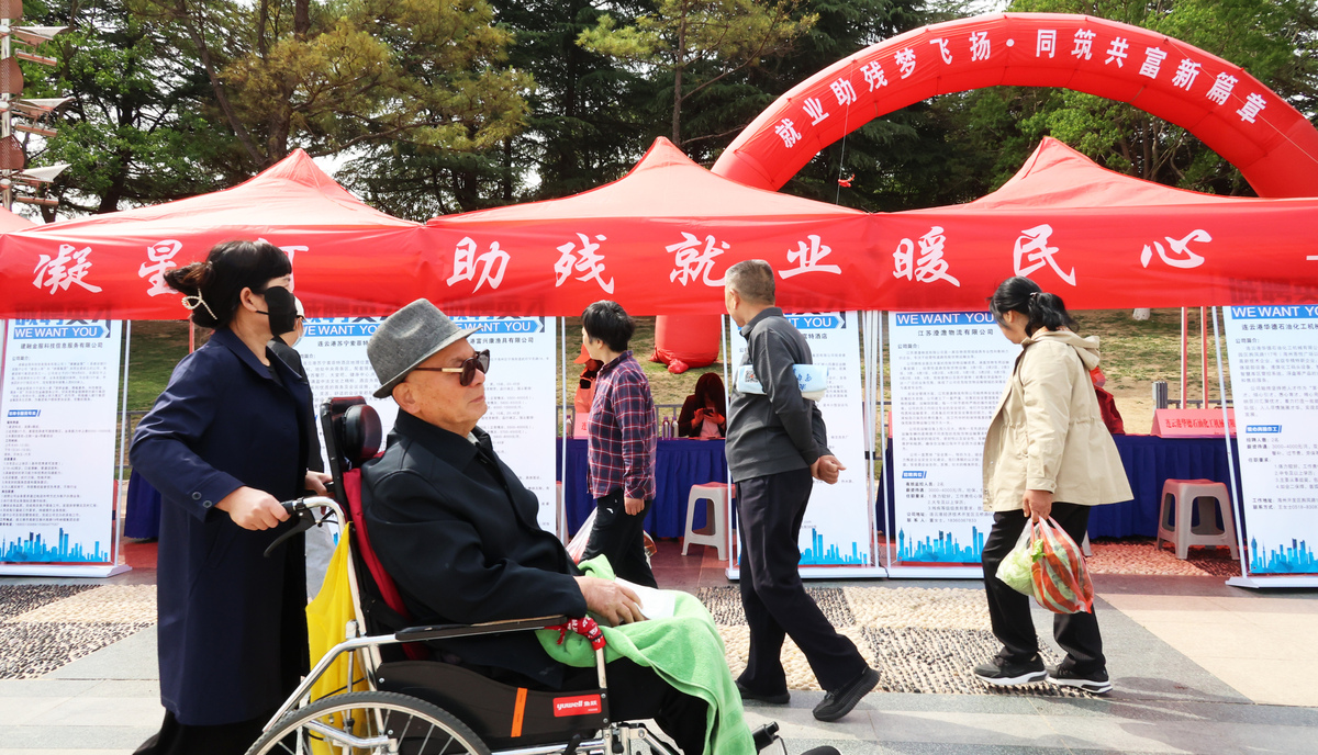 电视稿红十字会开展红十字博爱周系列活动