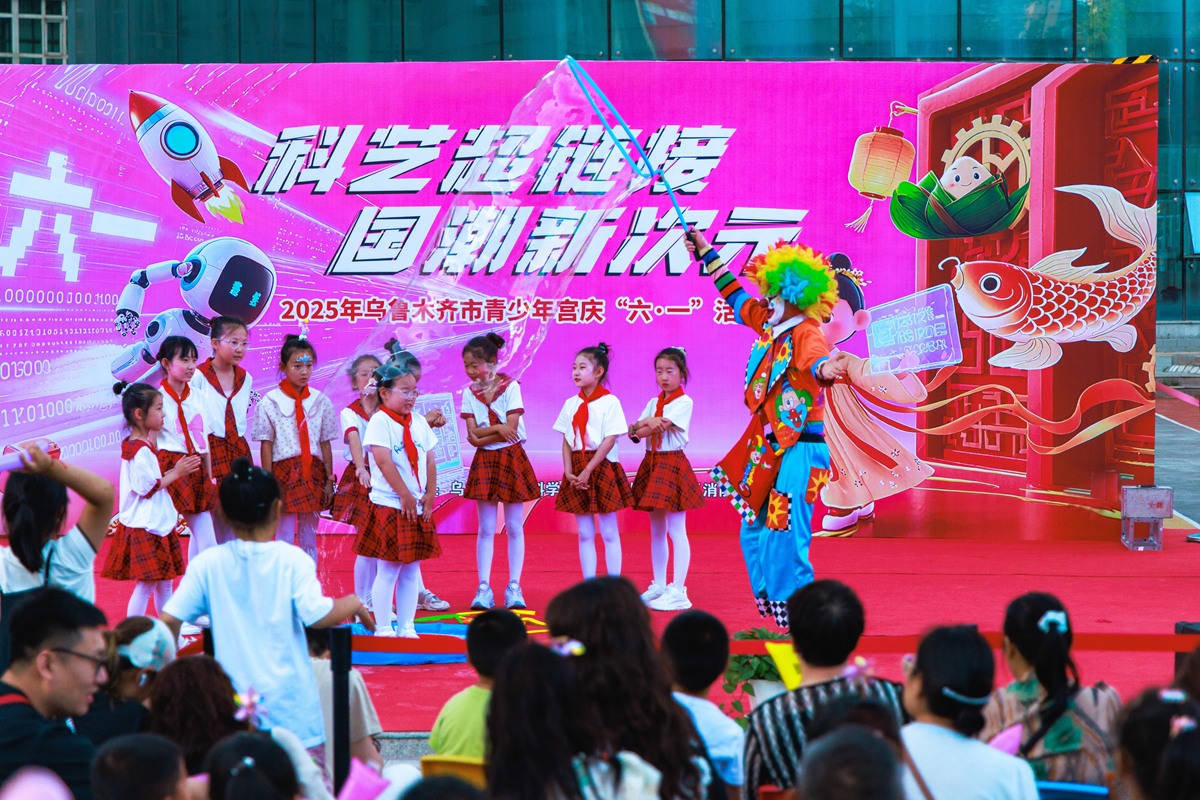 你将扮演学生，要写一个策划，主题是“与春天撞个满怀”，请写出活动目的和活动内容