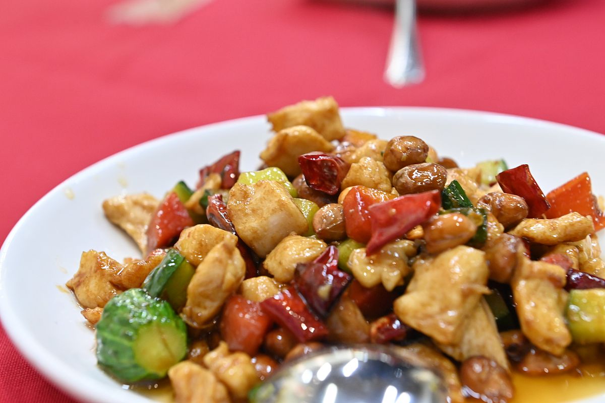 宫保鸡丁的鸡丁是用什么肉做的？