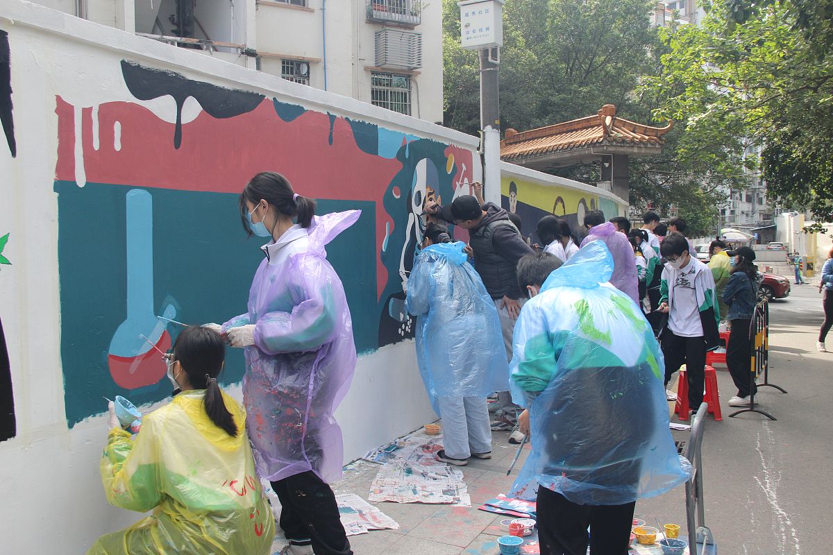 开放日参与率与学校环境的关系：城市化、少数民族和贫困程度的影响