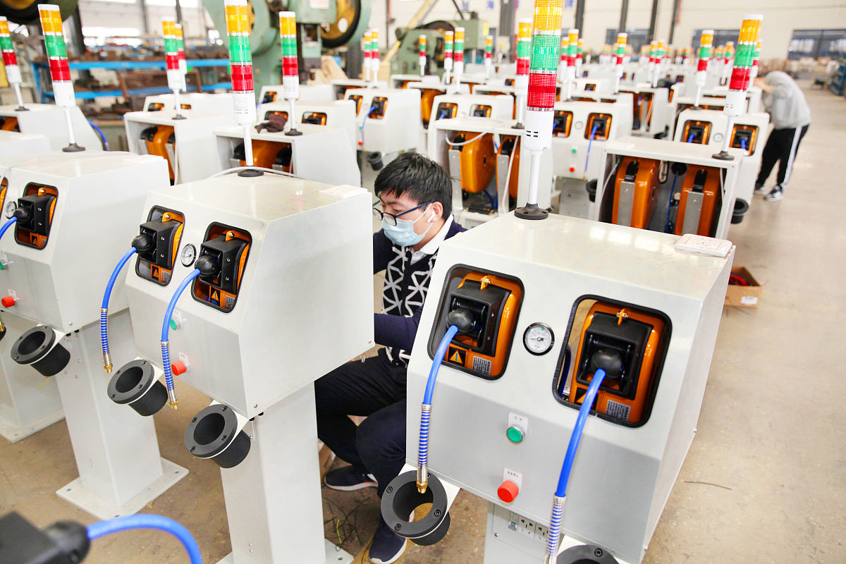 2020年3月26日,浙江省温岭市海博输送设备有限公司工人正在安装,调试