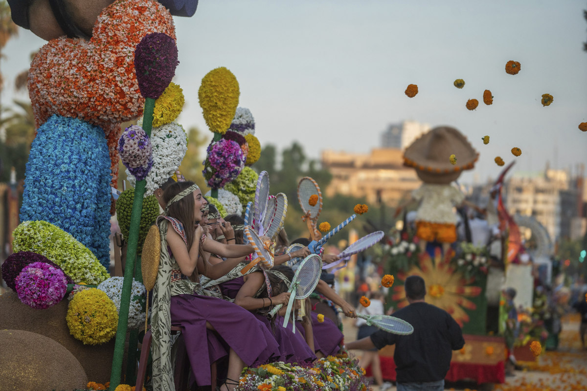 以 菲律宾文化的西班牙与亚洲融合为题写一篇1200字文章