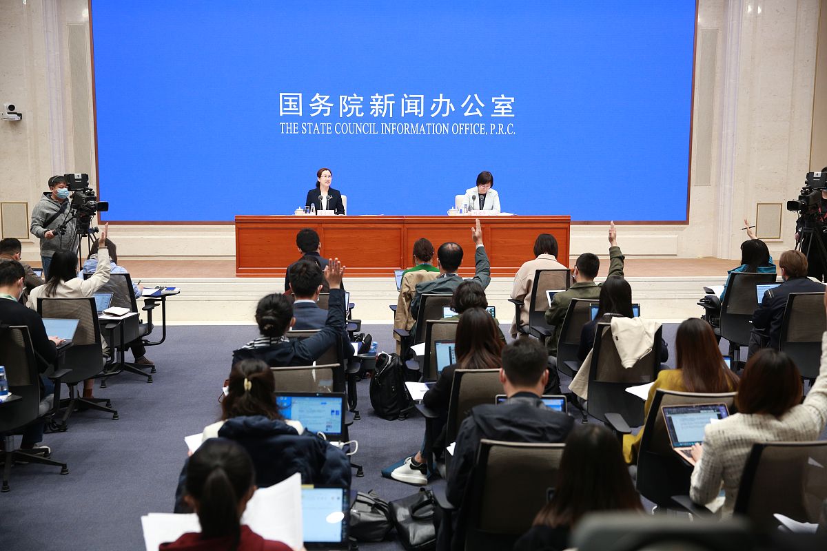 请翻译：In the general trend of three reductions in the reduction of institutions staffing and funds the national anti monopoly bureau and the national data bureau were born at the right time with far-rea