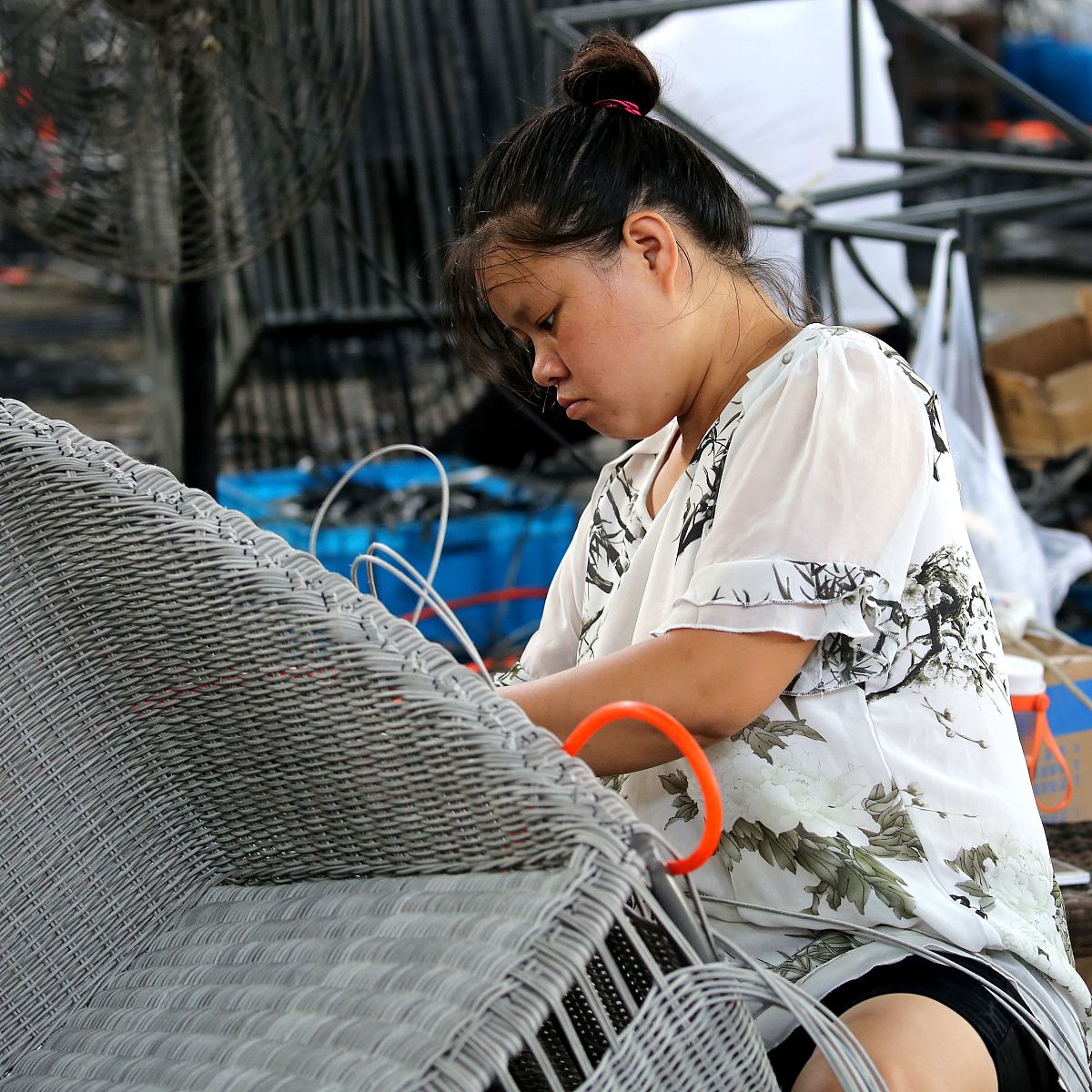 写一个领养孤儿的通知。要求两岁左右的女孩身体健康。