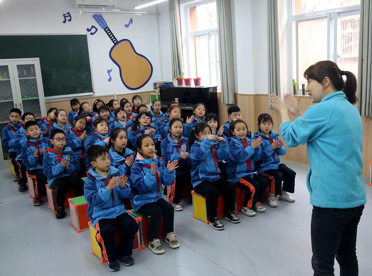 2022年3月21日,西安市碑林区实验小学的同学们在老师指导下上武术,音