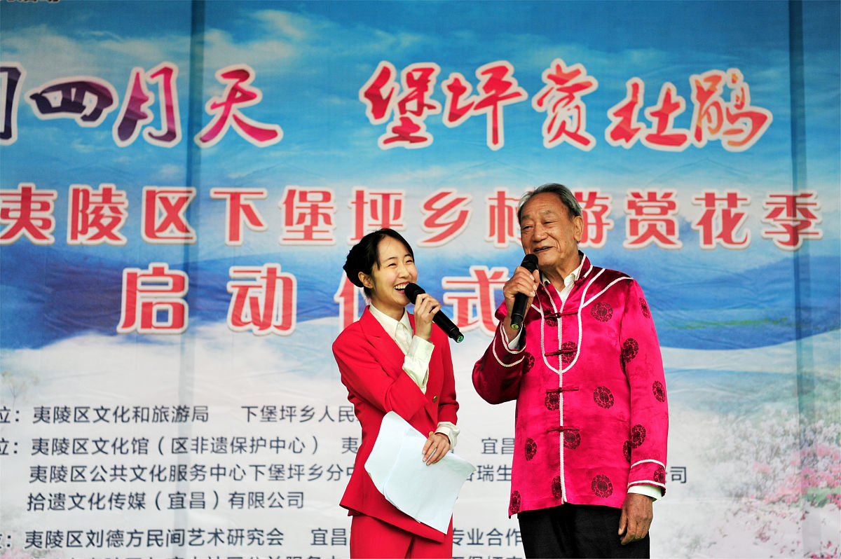 给老年人送去演出节目加油话语：感动真情，温暖人心