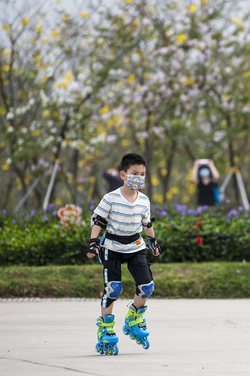 2022年3月21日,深圳恢复正常生产生活秩序,市民在户外休闲娱乐,享受春
