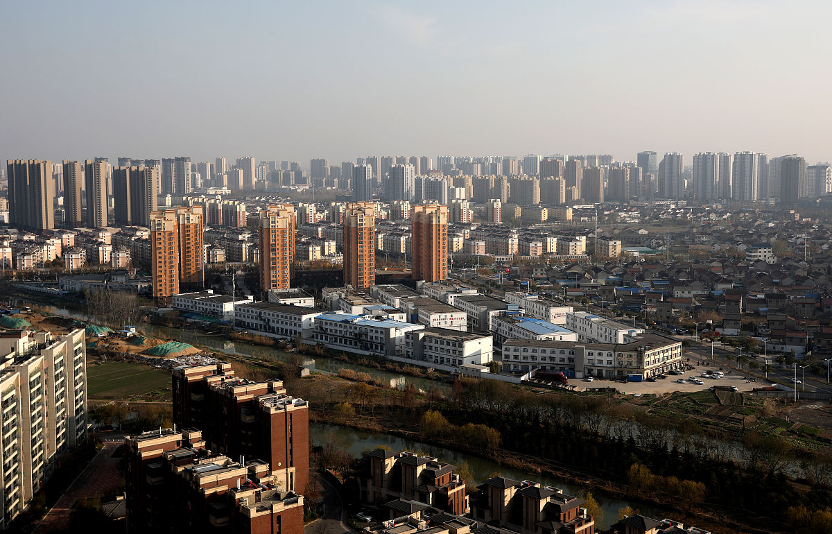 2021年12月5日,江苏淮安,大运河畔新建的商品住宅楼盘.