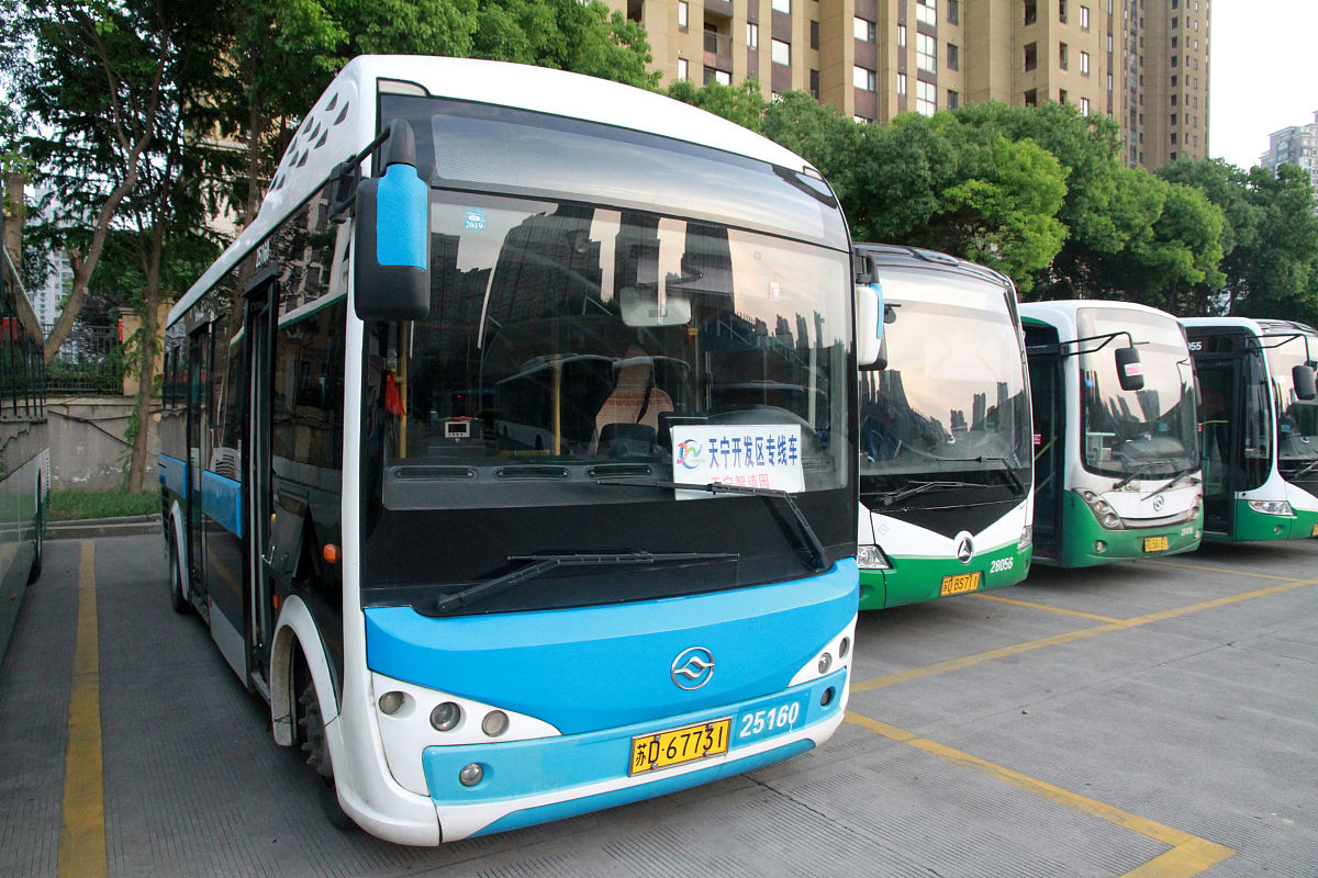 能帮我做个Excel吗？1资阳市区内公交车有242台新能源换了104台。2资阳市区内网约车由区交通运输局管辖需要有网约执照和行政许可。3资阳区内出租车的数量是438台。4雁江区公务用车303辆其中新能源汽车9辆。看不懂正确