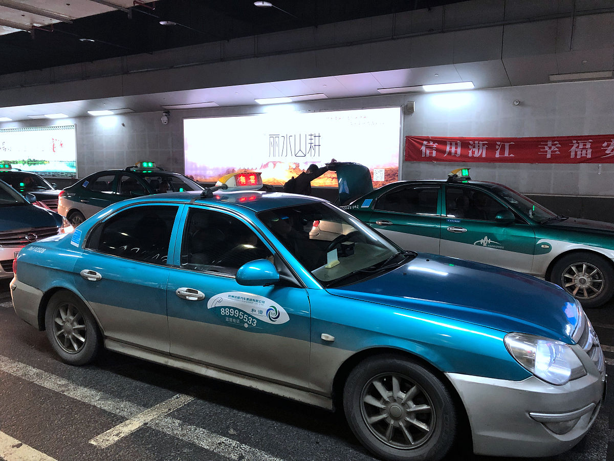 2018年11月15日,晚上7时许,杭州东站到达旅客增多,出租车连续不断,保