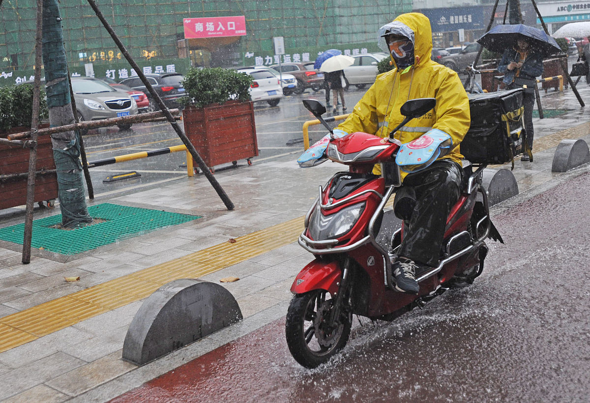 外卖小哥送餐后变身灭火英雄，网友：又是被外卖小哥感动的一天！