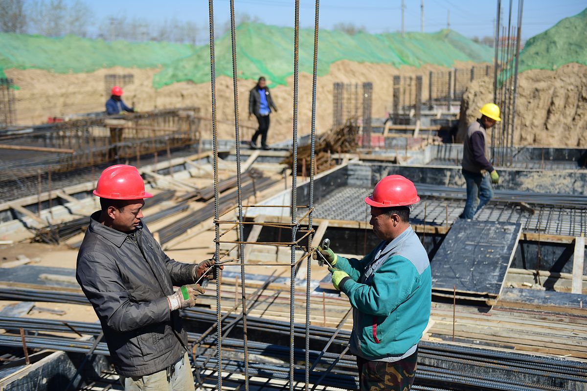 2021年3月21日,河北沧州东光于桥塑料包装园区,工人在为企业建设工厂