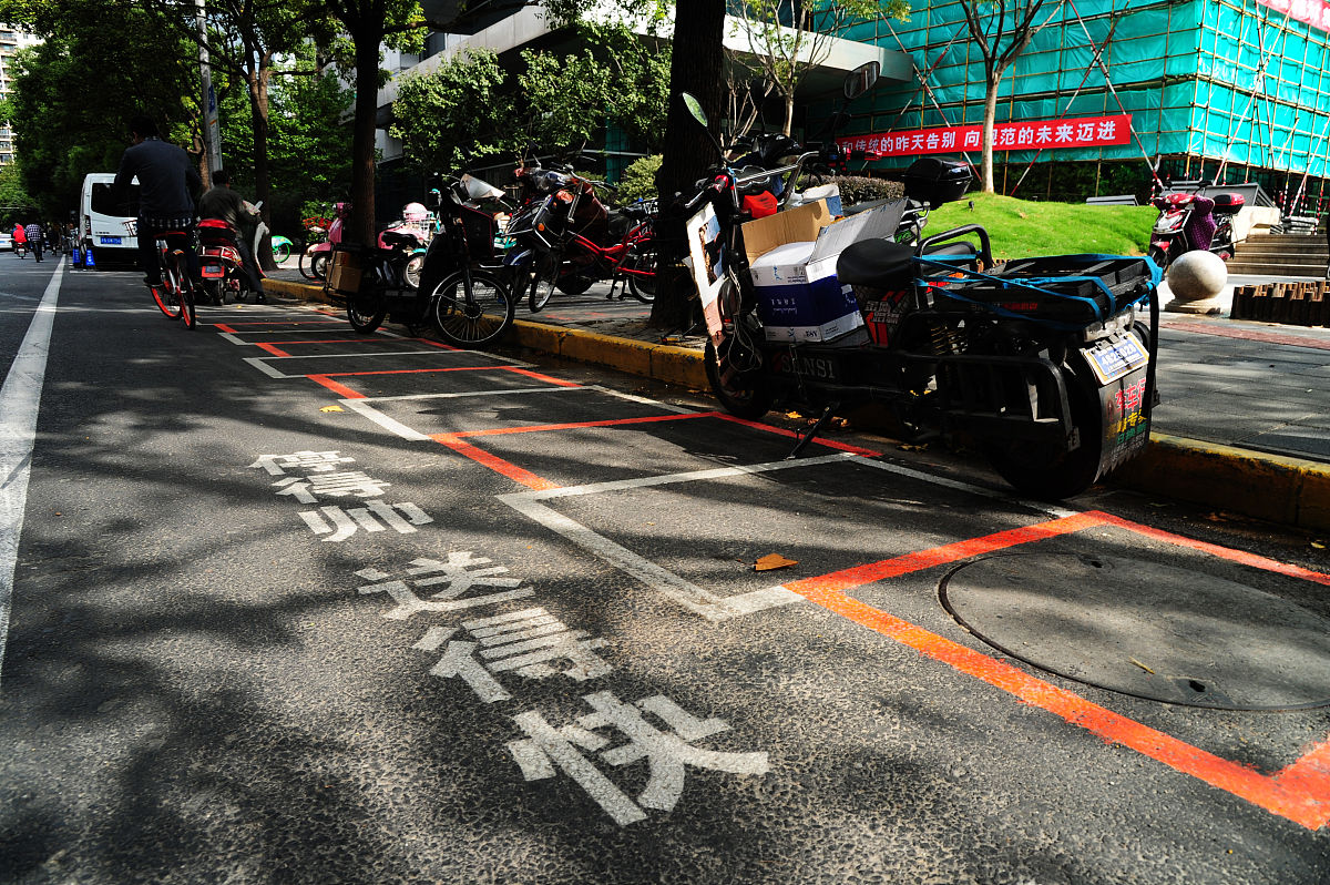 外地车去上海市静安区哪里能免费长期停车 用250字帮我描述