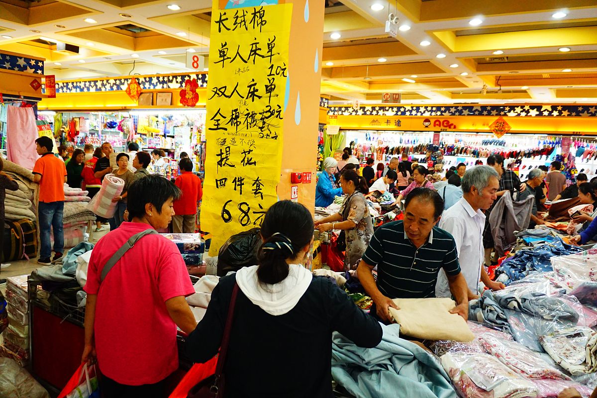 2018年9月26日,北京,正在官园批发市场进行最后抢购的市民们.