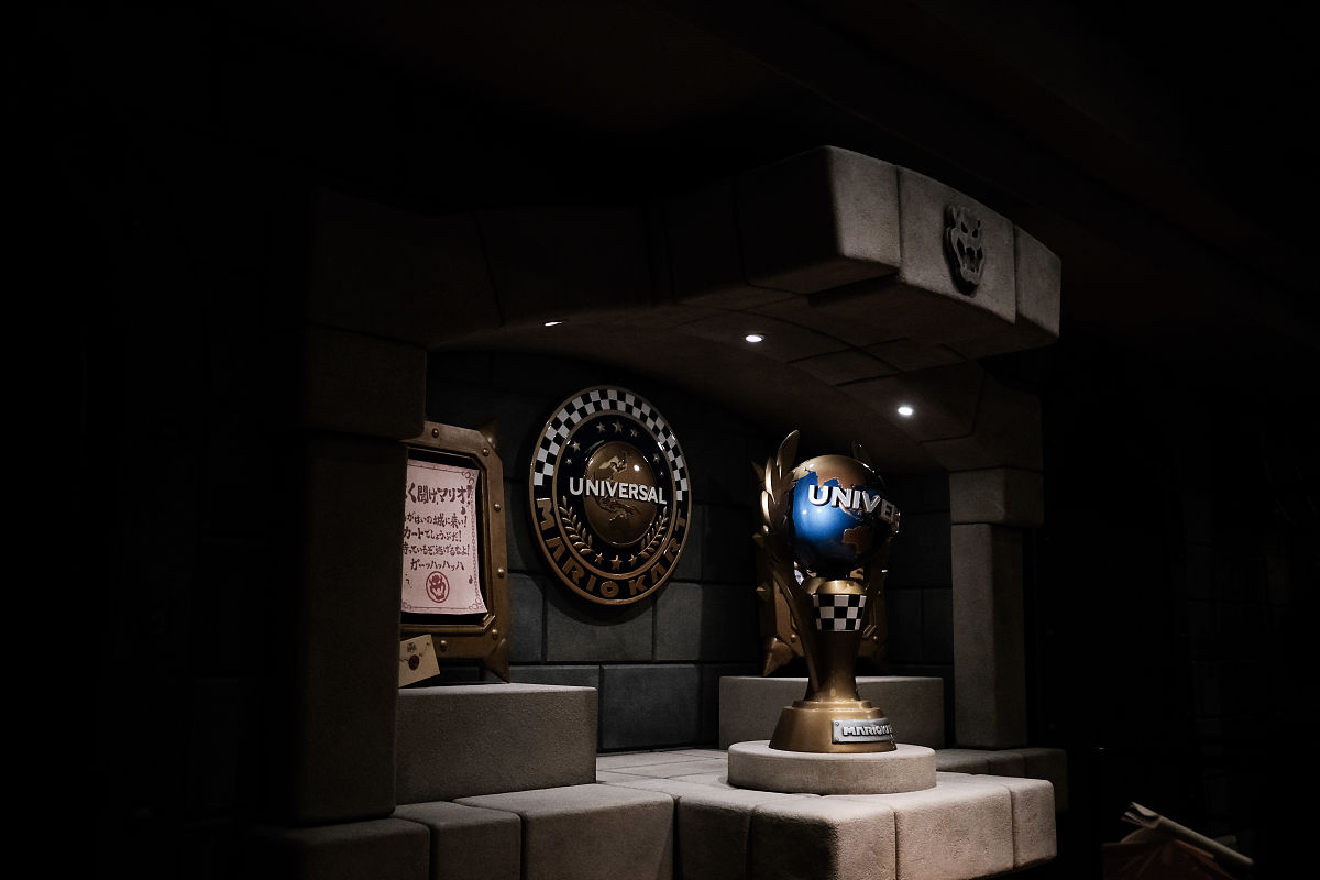 写出一款超级马里奥的网页游戏的代码要求有游戏开始和结束功能人物角色用数字代替有怪物攻击需躲避怪物接触到怪物就游戏结束角色和怪物可以自由运动。