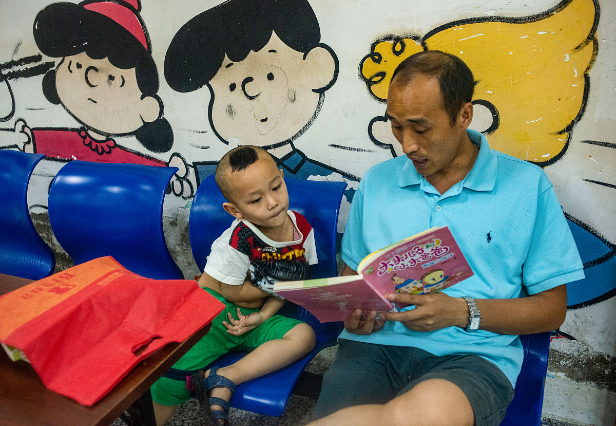 石牌镇小学亲子阅读：爷爷奶奶读起来