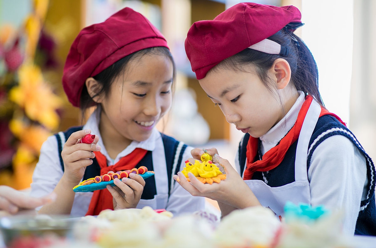 2019年4月2日,呼和浩特玉泉区通顺街小学学生在制作面塑"寒燕儿".