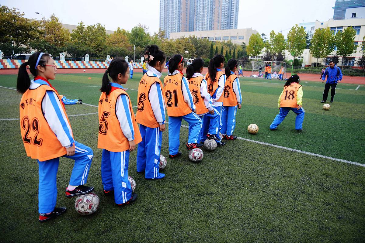 狂欢节是七宝中学特色活动我负责的项目是师生足球赛和排球赛请写一篇工作反思与感悟而且不要总是从自己出发而是怎么从让狂欢节办得更好出发1000字