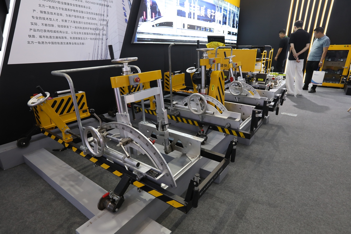 根据目前的技术发展提出一种新的动车组转向架的构架结的构设计方法