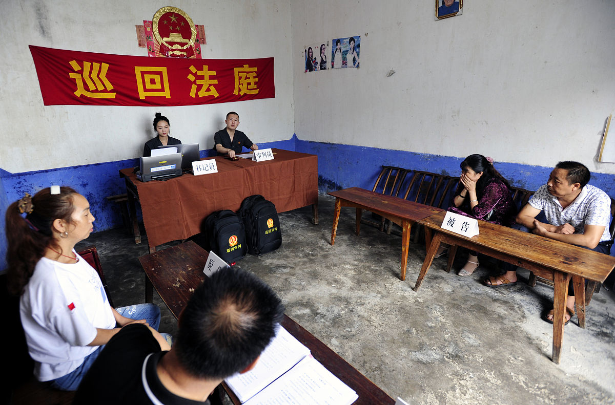 江津法院流动法庭进社区 开庭审理抚养纠纷案