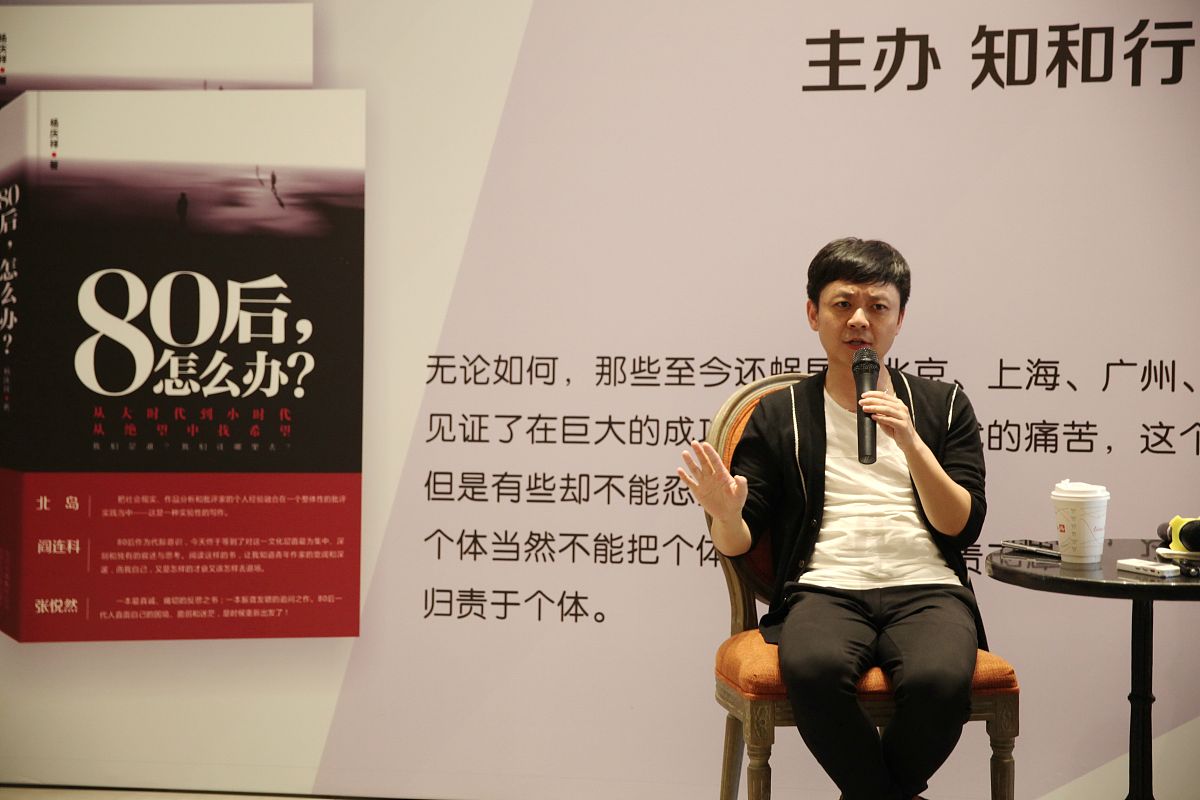 将这段更加文学点：80后的我们是一个被时代压力和生活酸楚所磨砺的群体。我们从小就承受着父母的期望和社会的压力被要求成为一个优秀的儿女和一个有用的人。 我们在学校里承受着老师的责骂和同学的嘲笑为了一个好的成绩和一个好的前途而奋斗。我们在大学里承受着学业的沉重和社交的压力为了一个好的就业和一个好的未来而拼搏。 我们走上社会后承受着工作的压力和生活的艰辛。我们为了一个更好的职业和更高的薪水而加班加点
