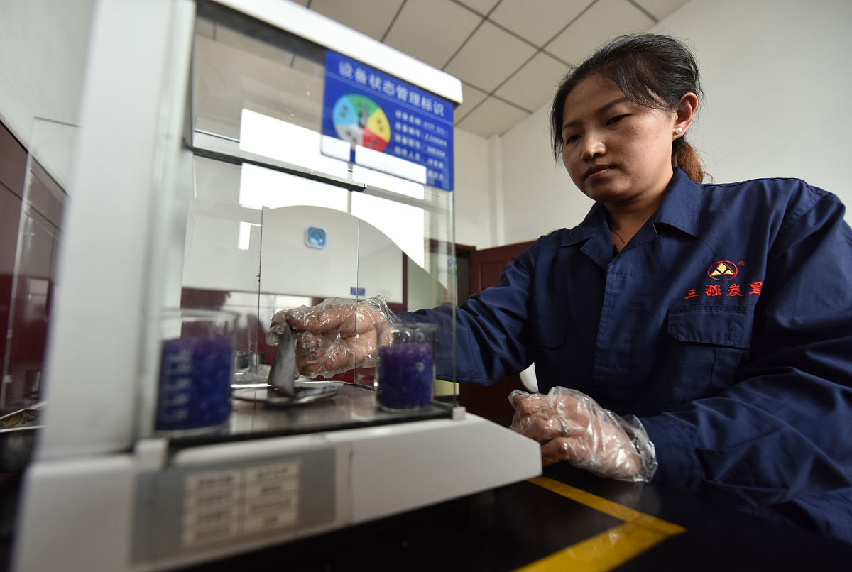 炭黑和PU复合制备后将所得到的材料进行多次循环拉伸测量出材料的灵敏度炭黑含量和拉伸长度之间的关系是什么样的