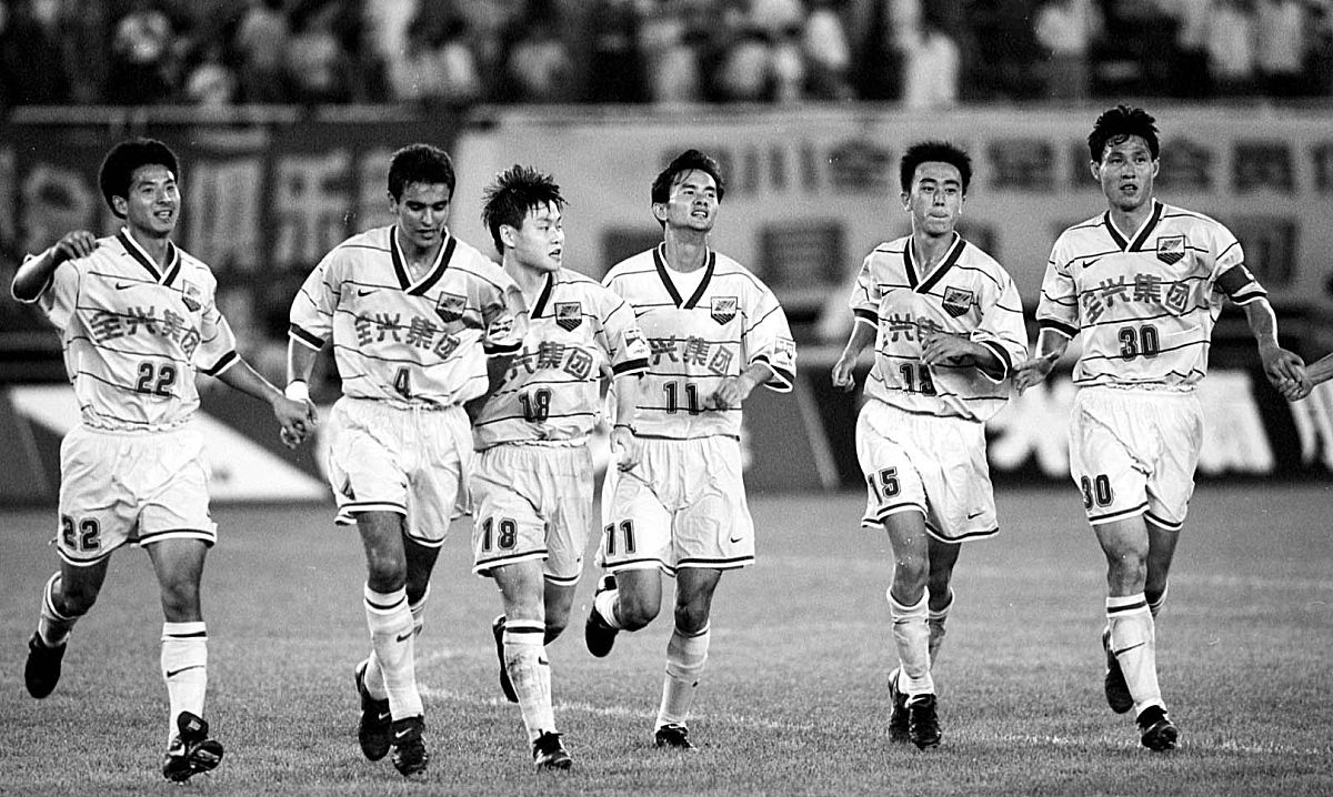1996年5月,成都体育中心,中国足球甲级a组联赛如火如荼.图为比赛完毕