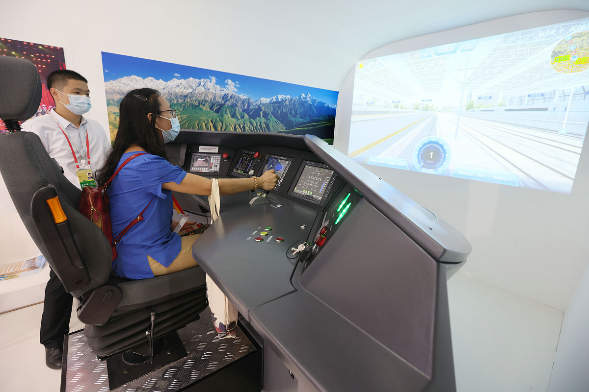 云南晋宁航空安全管理学校直升机驾驶技术专业介绍：培养优秀的直升机驾驶员