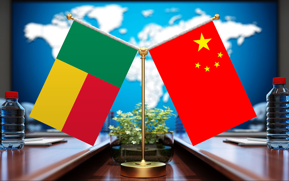 配图:中国与贝宁国旗