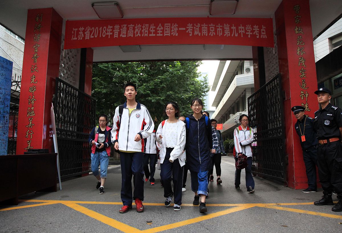 假设凌伟荣是一名定南中学的就职数学教师写一篇他因为看不惯定南中学压榨学生的行为而举报定南中学导致定南中学被县政府拆毁的故事