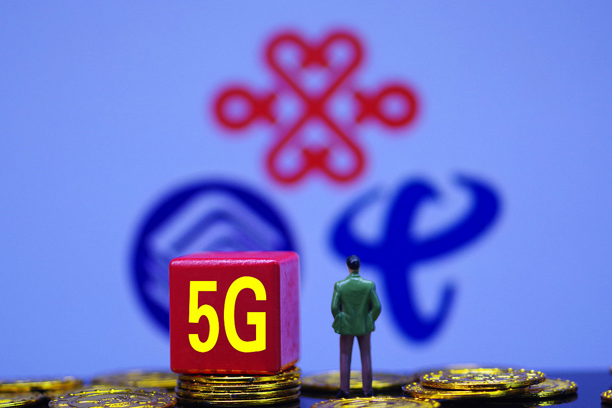 国内三大运营商在近十年来所面临的机遇与挑战。