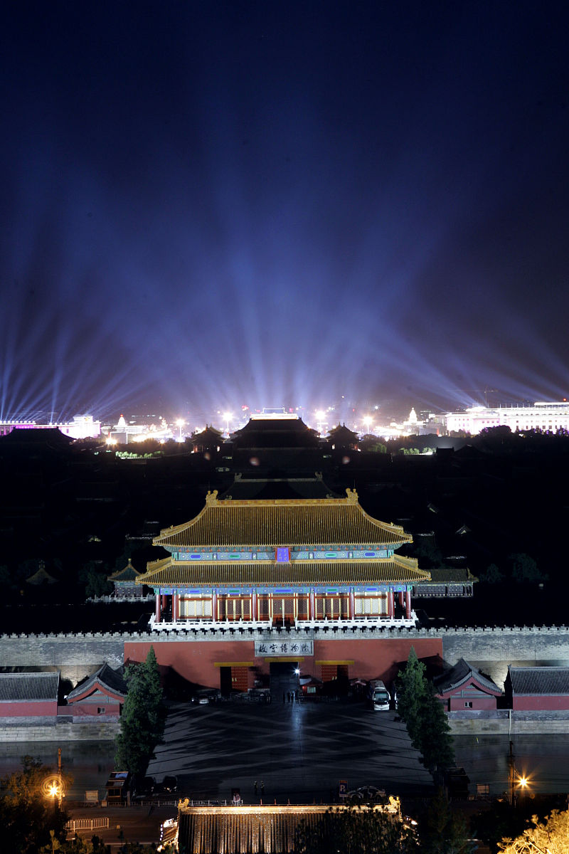 2009年9月12日,北京,故宫开启夜景照明系统,夜色中的故宫庄严雄伟.+++